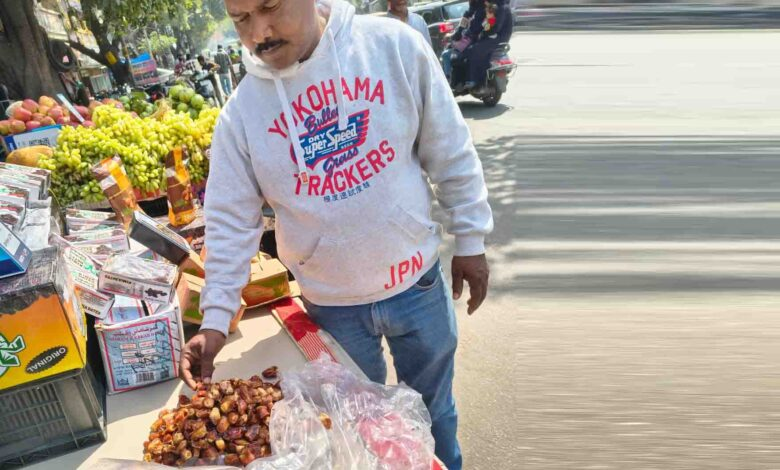 फल विक्रेता रमज़ान के लिए तैयार हैं, तारीखों का स्टॉक कर रहे हैं