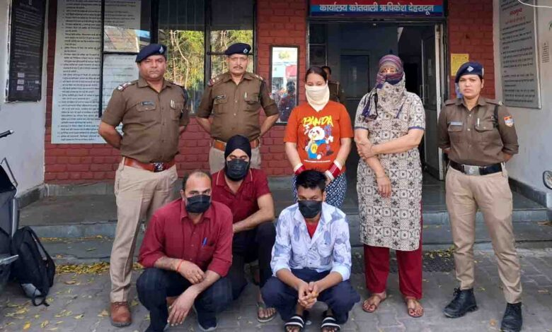 पूर्व सैनिक की हत्या के प्रयास में तीन पुरुष और दो महिलाएं गिरफ्तार