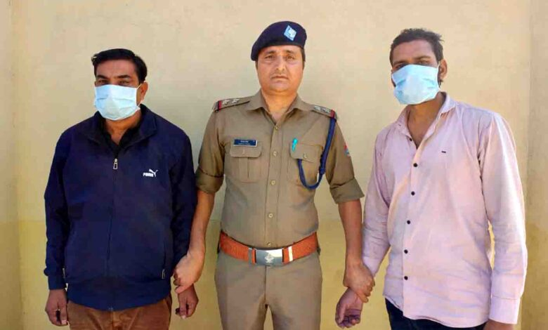 अल्मोड़ा निवासी को पांच दिन डिजिटल नजरबंद रखने के आरोप में दो गिरफ्तार