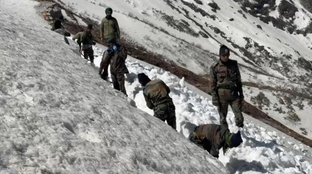बर्फ हटाने के लिए सेना के जवान हेमकुंड साहिब पहुंचे