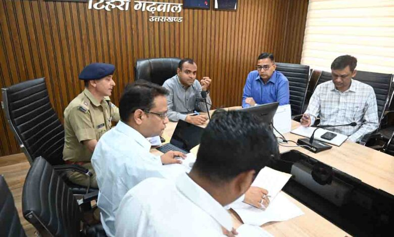 डीएम ने यात्रा से पहले सड़क सुरक्षा कार्य पूरा करने के आदेश दिए