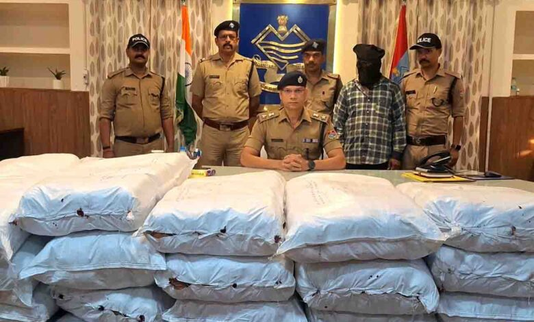पुलिस ने एक करोड़ रुपये से अधिक मूल्य के गांजे के साथ एक गिरफ्तार