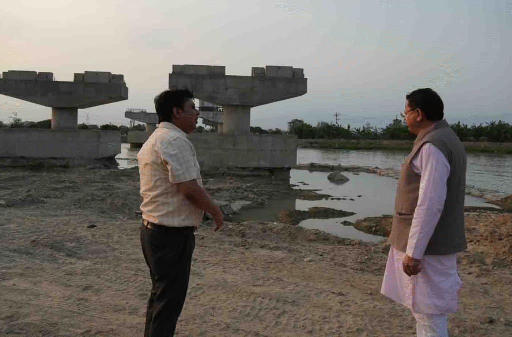 मुख्यमंत्री ने नेपाल सीमा तक बन रही सड़क का निरीक्षण किया