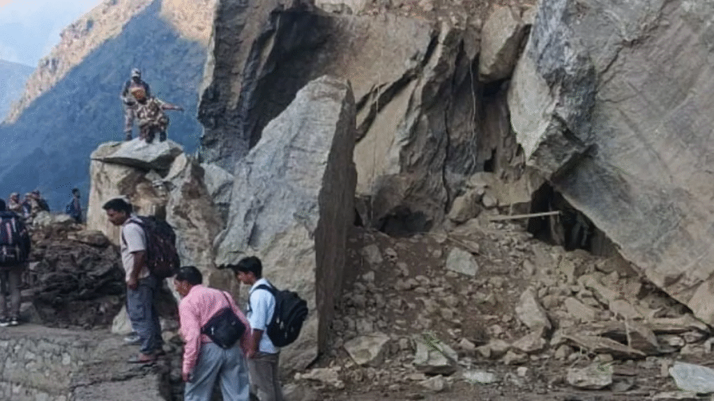 टनकपुर-तवाघाट हाईवे बंद ,आदि कैलास यात्रियों सहित 400 लोग फंसे