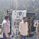 गंगोत्री हाईवे पर बस पलटी, 29 घायल, तीर्थयात्री सुरक्षित