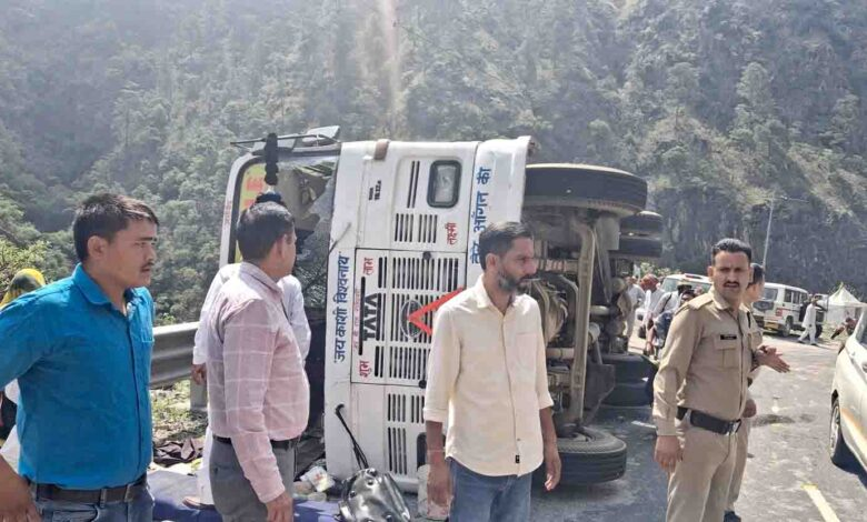 गंगोत्री हाईवे पर बस पलटी, 29 घायल, तीर्थयात्री सुरक्षित