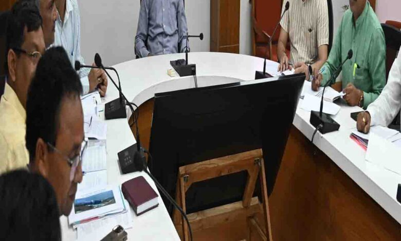 डीएम ने लखवार बांध प्रभावित लोगों से मुलाकात की
