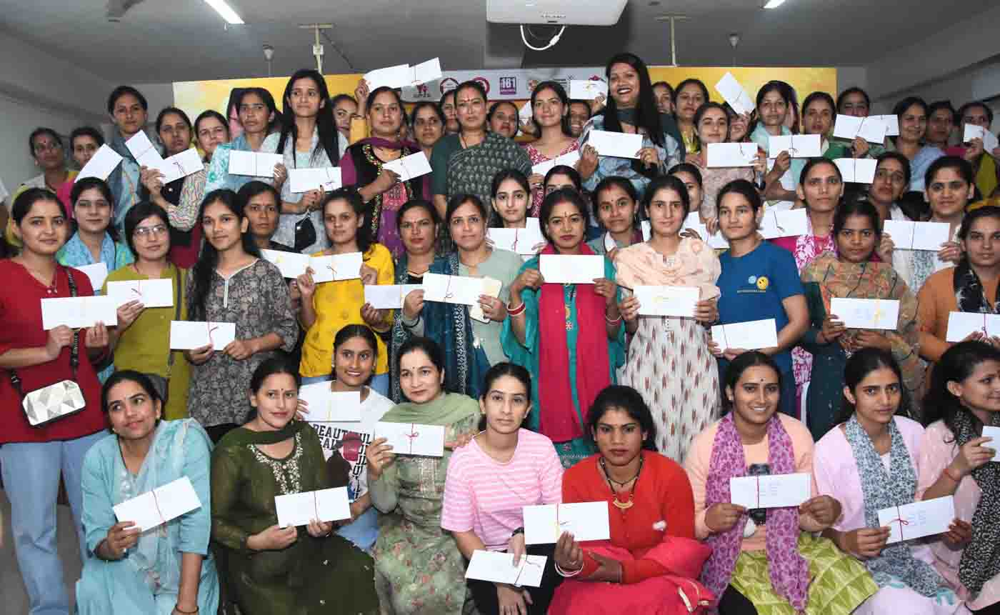 212 आंगनवाड़ी कार्यकर्ताओं और सहायिकाओं को नियुक्ति पत्र वितरित किए