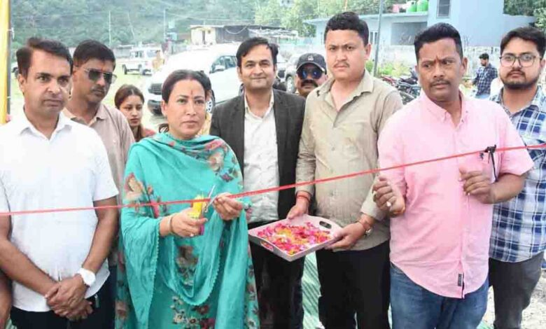 आर्य ने भीमताल में बैडमिंटन और बहुउद्देशीय हॉल का उद्घाटन किया