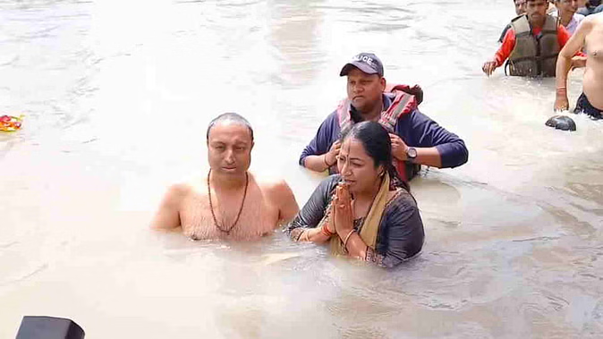 हर की पौड़ी पहुंचीं दिल्ली की मुख्यमंत्री रेखा गुप्ता
