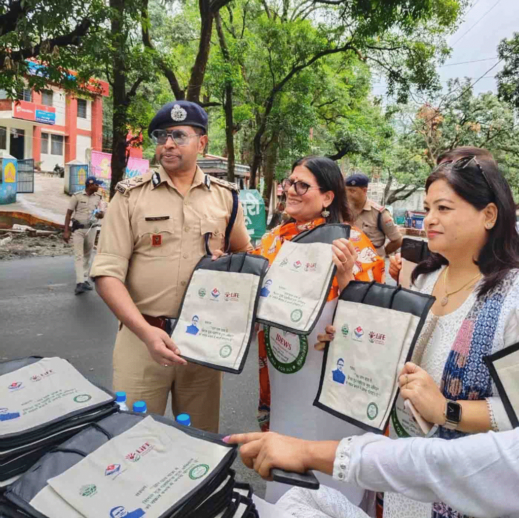 गढ़वाल आईजी ने स्वच्छ चार धाम को बढ़ावा देने के लिए कूड़े के थैले वितरित