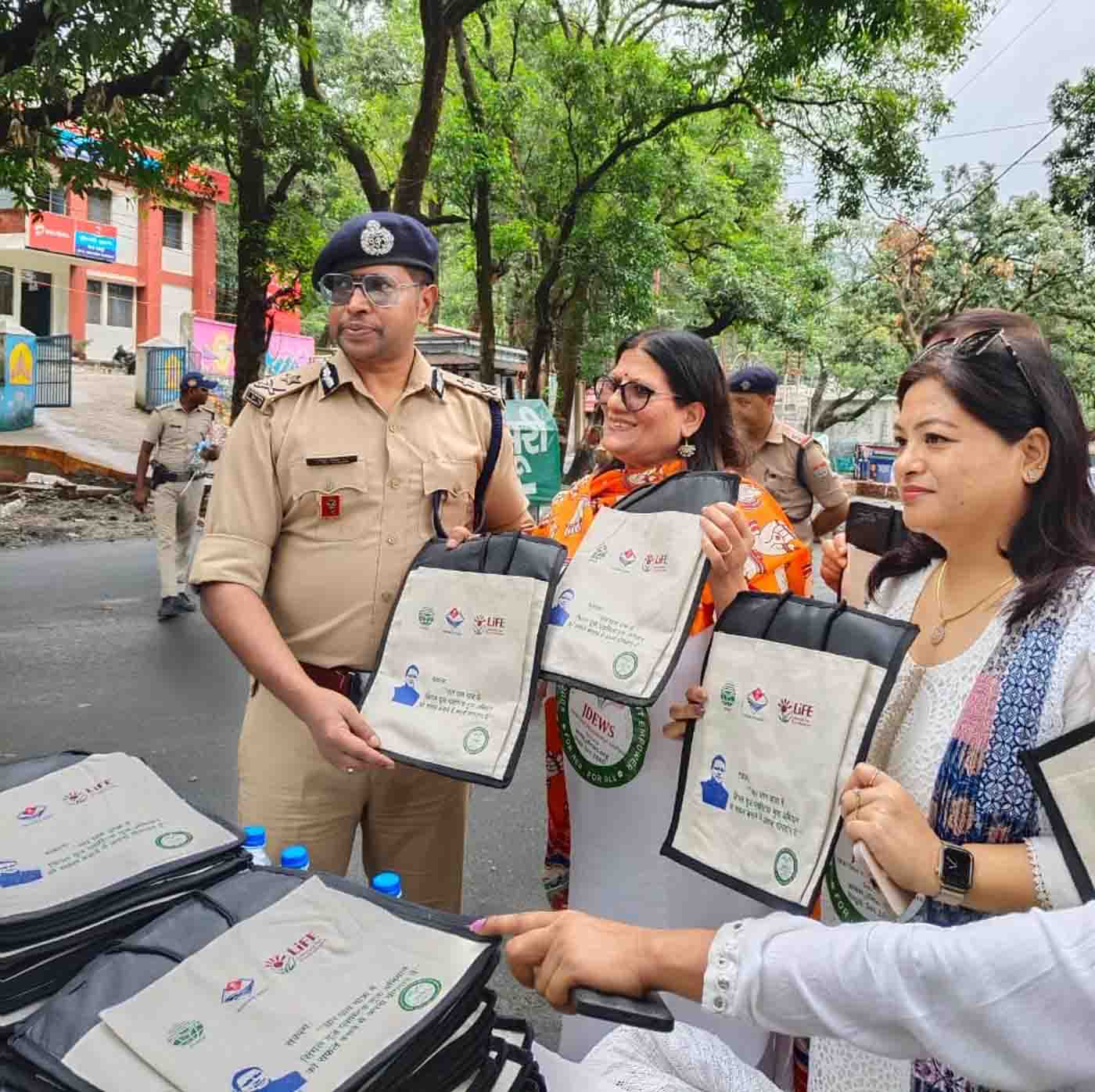 गढ़वाल आईजी ने स्वच्छ चार धाम को बढ़ावा देने के लिए कूड़े के थैले वितरित