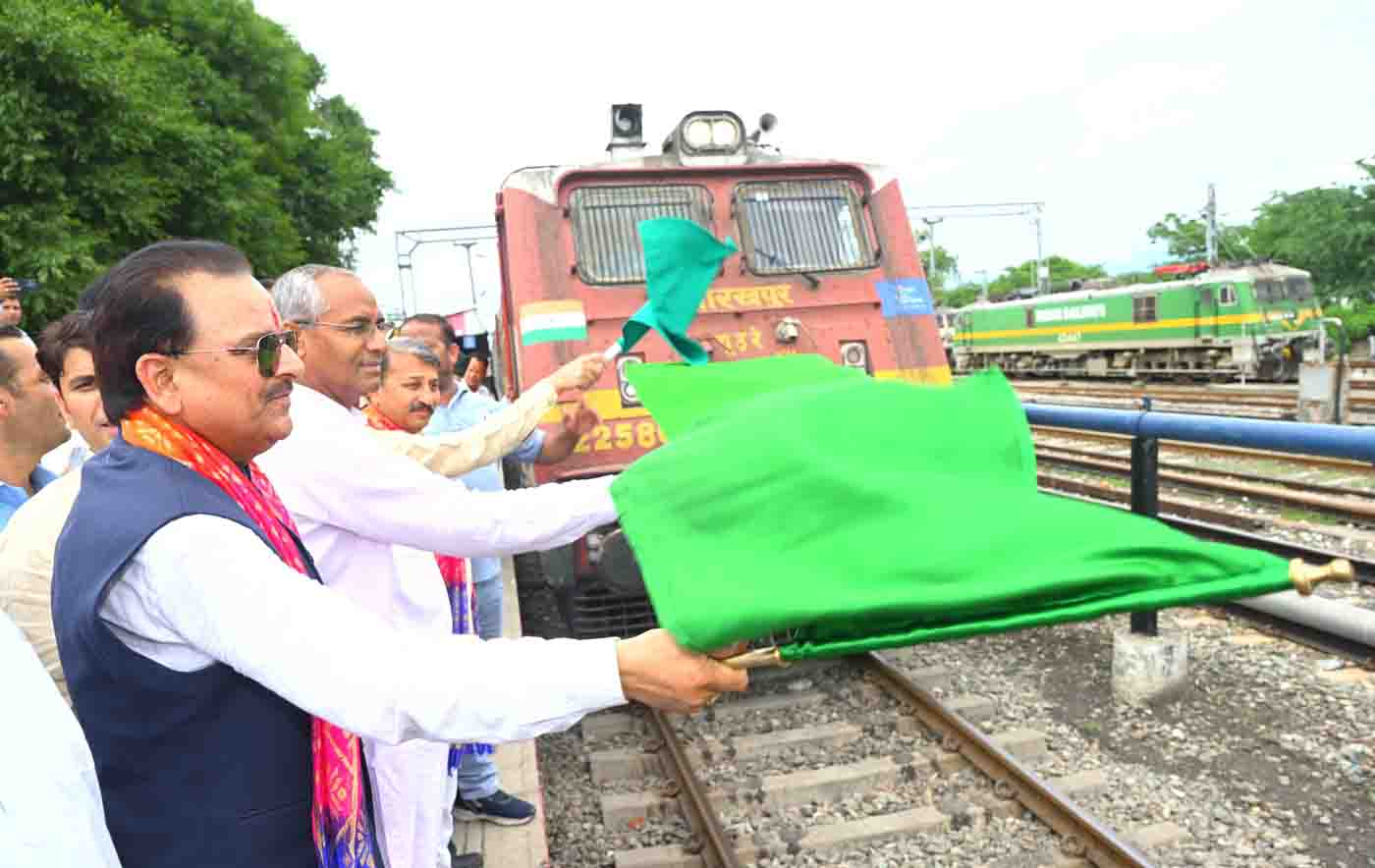 अजय भट्ट ने लालकुआं-प्रयागराज रेल सेवा को हरी झंडी दिखाई