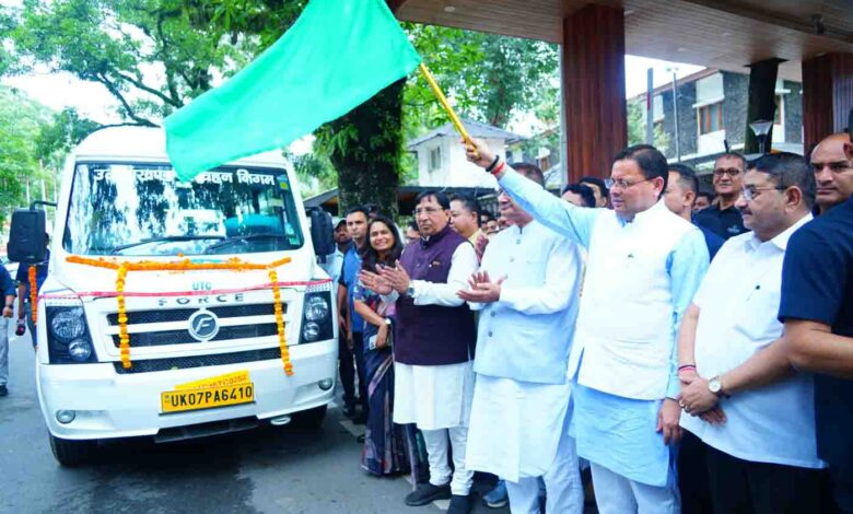 मुख्यमंत्री ने 20 वातानुकूलित यूटीसी मिनी (टेम्पो ट्रैवलर) को हरी झंडी दिखाई