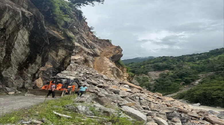 चीन सीमा से सटे मार्ग पर भारी भूस्खलन, लगातार बरसात से बंद पड़ी सड़क