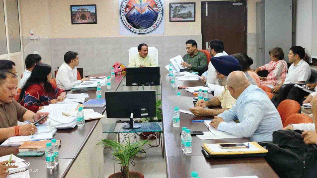 रावत ने चिकित्सा परियोजनाओं में देरी के लिए क्रियान्वयन एजेंसियों की खिंचाई