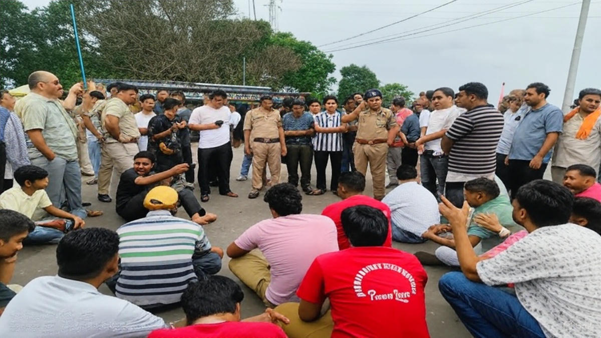 भारतीय टैक्सी चालकों ने नेपाल में प्रवेश पर रोक का विरोध, धरने पर बैठे