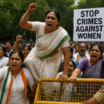 महिला अपराधों पर भड़की कांग्रेस बैरिकेड पर चढ़कर हंगामा