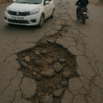 टूटी सड़कों का कहर: देहरादून में गाड़ियों और स्वास्थ्य पर पड़ रहा असर