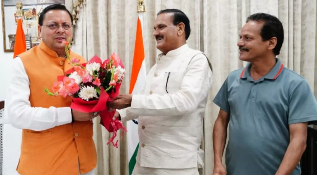 CM धामी से मिले नेगी, आपदा प्रबंधन पर उठाई आवाज