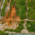 नाचनी-बांसबगड़ मार्ग पर पहाड़ी टूटी वाहन फंसे; चीन सीमा से संपर्क बाधित