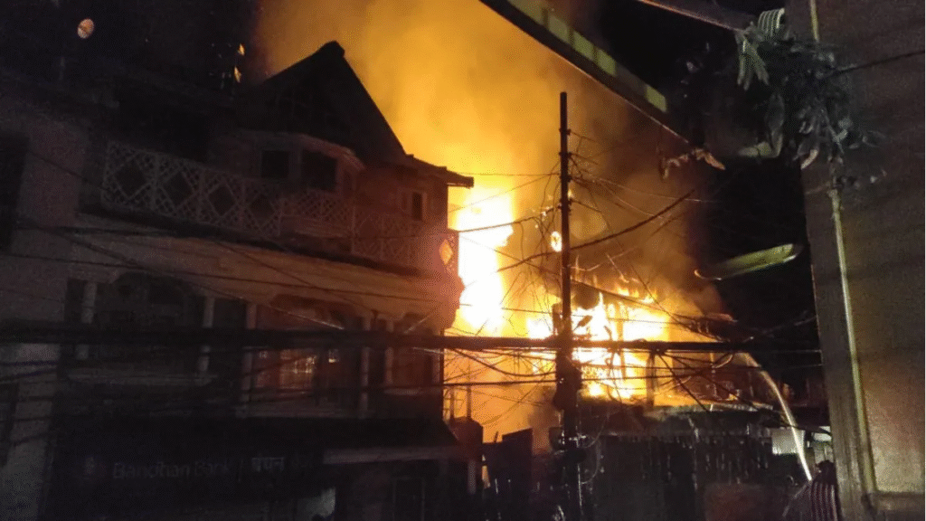 फिर लगी आग! ओल्ड लंदन हाउस में भीषण अग्निकांड से भारी नुकसान