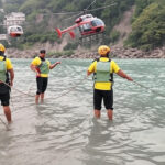 तेज बहाव में बहा किशोर: भागीरथी धाम के पास SDRF की रेस्क्यू ऑपरेशन