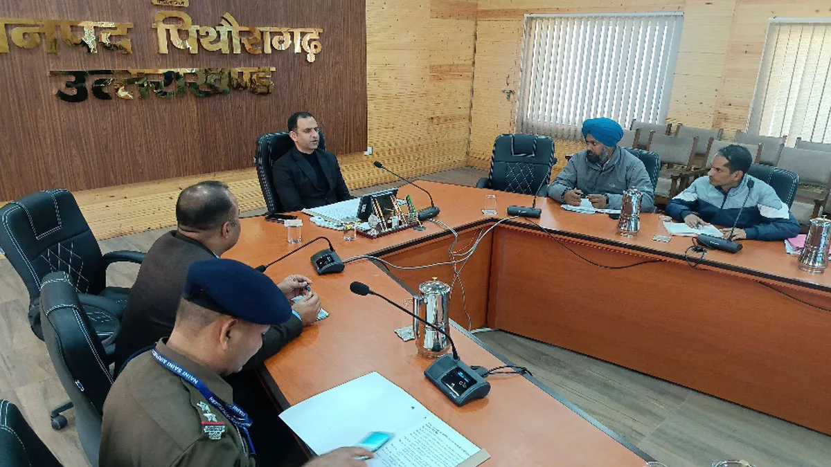 नैनी-सैनी एयरपोर्ट ट्रांसफर में तेजी, डीएम ने कहा AAI को सौंपने में देरी न हो