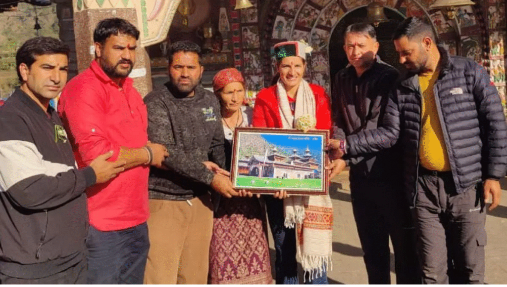 क्रिकेटर रेणुका सिंह ठाकुर हनोल पहुंचीं महासू देवता की शरण में की पूजा