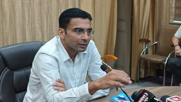 भ्रष्टाचार पर सख्ती, जनसेवा पर जोर: डीएम सविन बंसल का एक साल