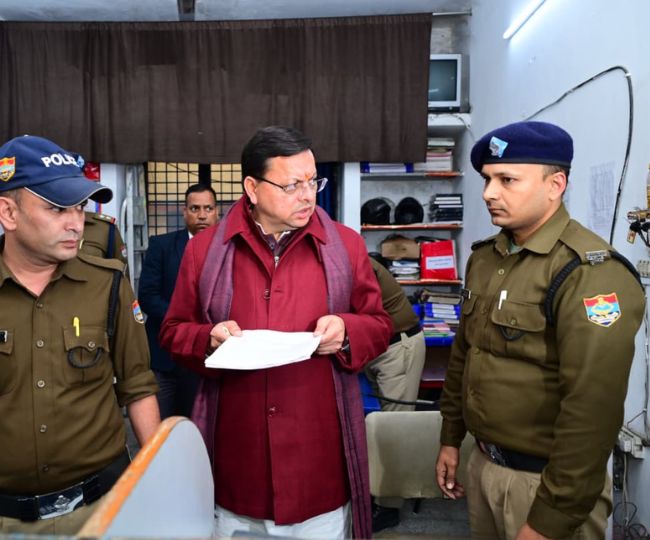 सीएम धामी का अचानक दौरा, गैरहाजिर थानेदार लाइन हाजिर