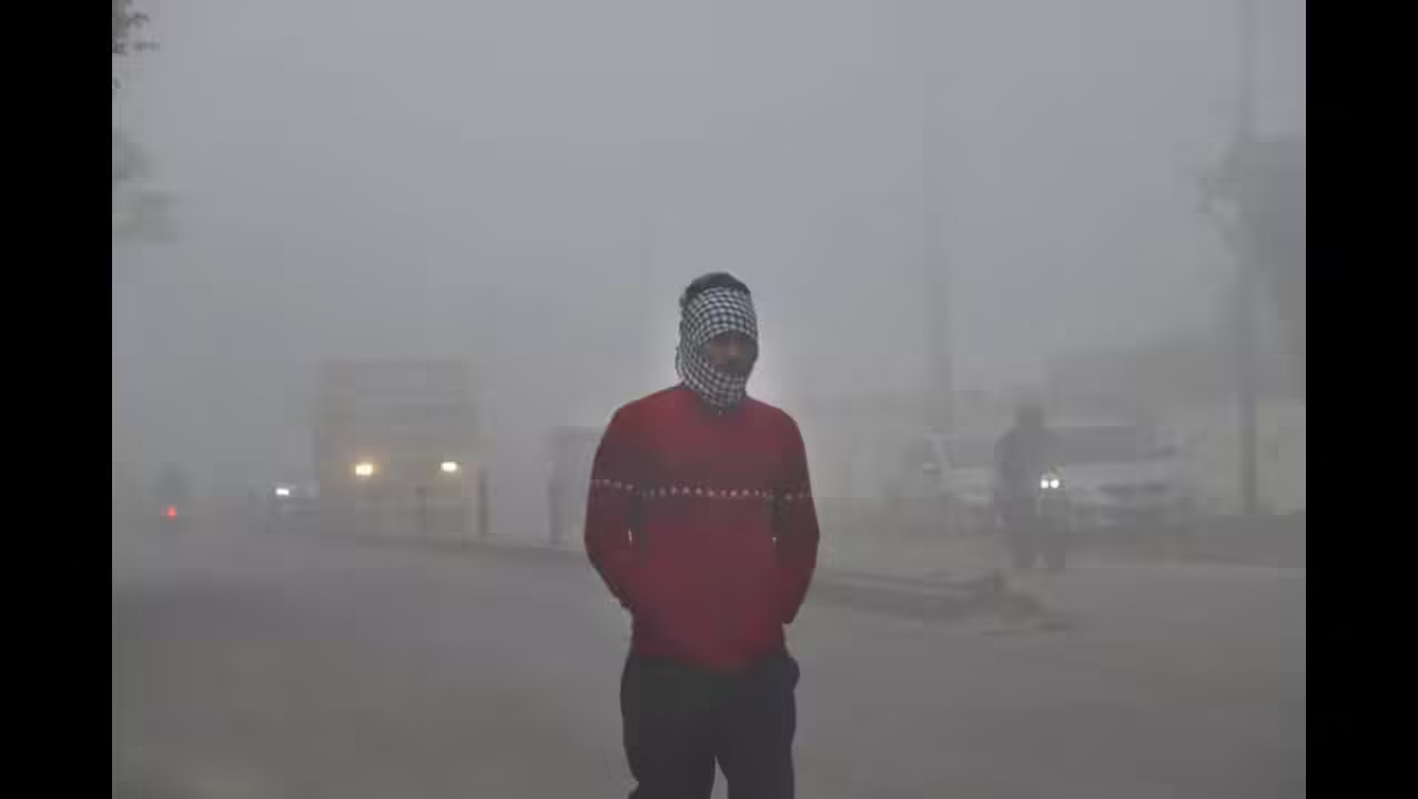 वीकेंड पर मौसम बदला, घने कोहरे से ठंड बढ़ी; उड़ान-ट्रेन सेवाएं प्रभावित