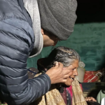 चंपावत में भावुक पल डीएम ने दिव्यांग बुजुर्ग महिला को पहनाई कानों में मशीन