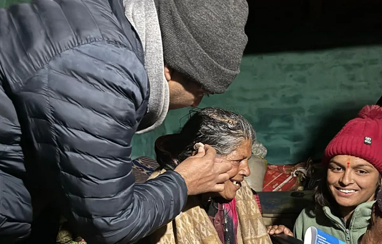 चंपावत में भावुक पल डीएम ने दिव्यांग बुजुर्ग महिला को पहनाई कानों में मशीन