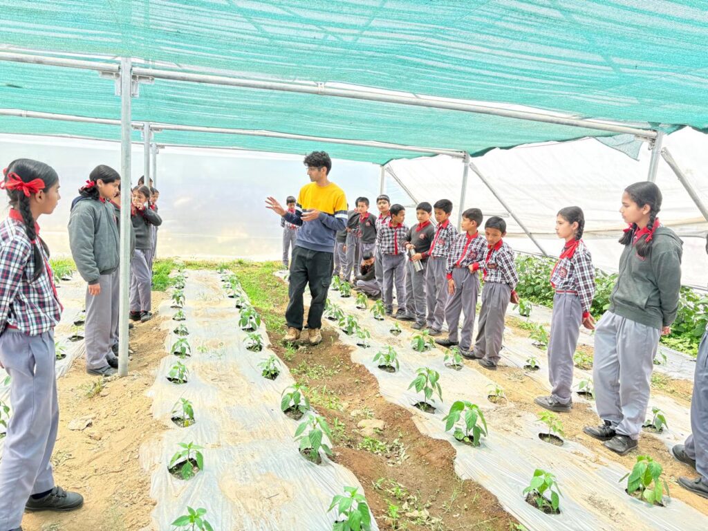 ग्वालदम कृषि विज्ञान केंद्र में केंद्रीय विद्यालय के बच्चों ने सीखे आधुनिक और प्राकृतिक खेती के गुर