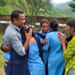 पौड़ी के राजकीय इंटर कॉलेज भगवती तलिया से सामने आया शिक्षक-विद्यार्थी रिश्ते का भावुक वीडियो, एक शिक्षक अमित वल्दिया के समर्पण की कहानी