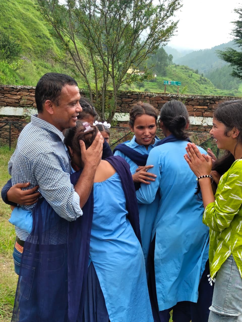 पौड़ी के राजकीय इंटर कॉलेज भगवती तलिया से सामने आया शिक्षक-विद्यार्थी रिश्ते का भावुक वीडियो, एक शिक्षक अमित वल्दिया के समर्पण की कहानी